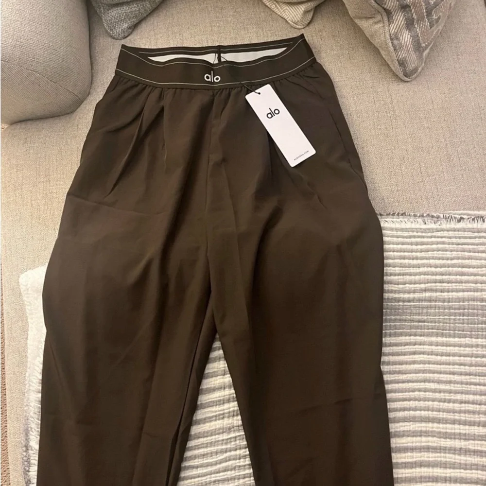 ALO Yoga Wide-Leg High-Rise Pants in Dark Brown - Picture 5 of 5
